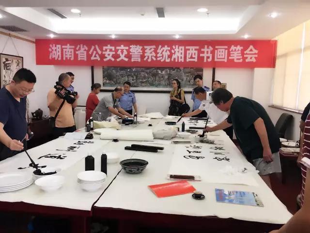 湘西站——湖南省公安交警系统第七届书画诗词摄影作品选拔赛优秀作品巡回展开幕